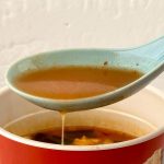 ファミマル あさりとキムチ味チゲうどん／魚介と味噌そしてキムチからくる野菜の美味しさと、非常に豊かな旨みを多重層的に構築しているチゲスープとなっています