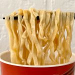 ファミマル あさりとキムチ味チゲうどん／湯もどし5分のフライうどん麺です。チゲ鍋風の旨辛な味噌スープなので、麺の厚みがあって相性はとてもよい感じです