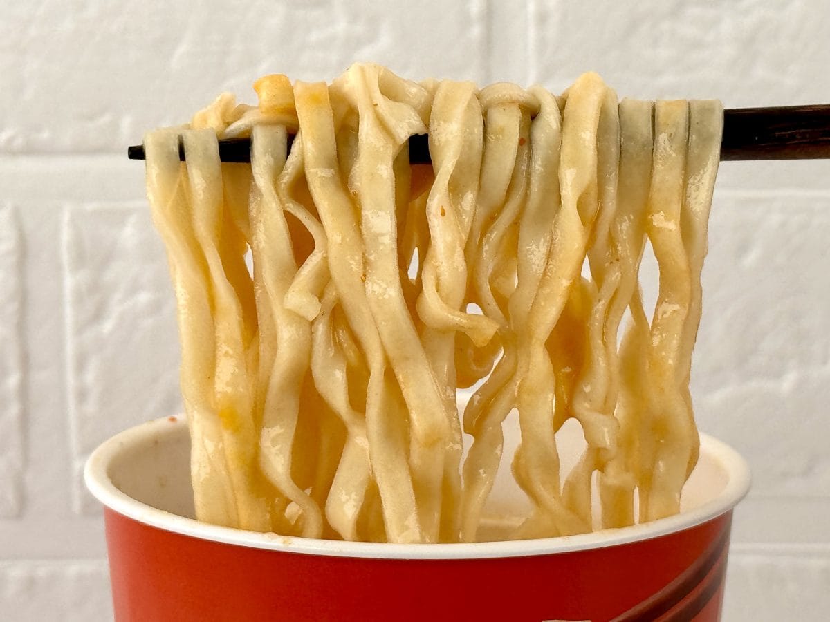 ファミマル
あさりとキムチ味チゲうどん/湯もどし5分のフライうどん麺です。チゲ鍋風の旨辛な味噌スープなので、麺の厚みがあって相性はとてもよい感じです