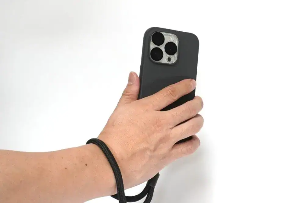 第3位 【無印良品】新定番“スマホ用ハンドストラップ”が便利すぎる!太めで快適、男性にも優しい神コスパアクセを使ってみた