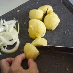 STEP1 じゃがいもをチンしてたまねぎを切る