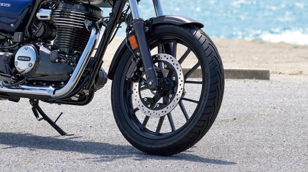 大径のディスクブレーキに”GB”専用セッテイングのABS（アンチロック・ブレーキ・システム）も装備