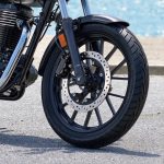 大径のディスクブレーキに”GB”専用セッテイングのABS（アンチロック・ブレーキ・システム）も装備