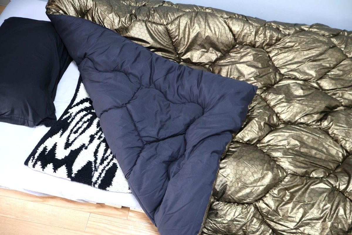 裏は黒になっている