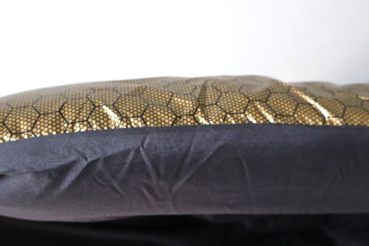 裏は黒になっている