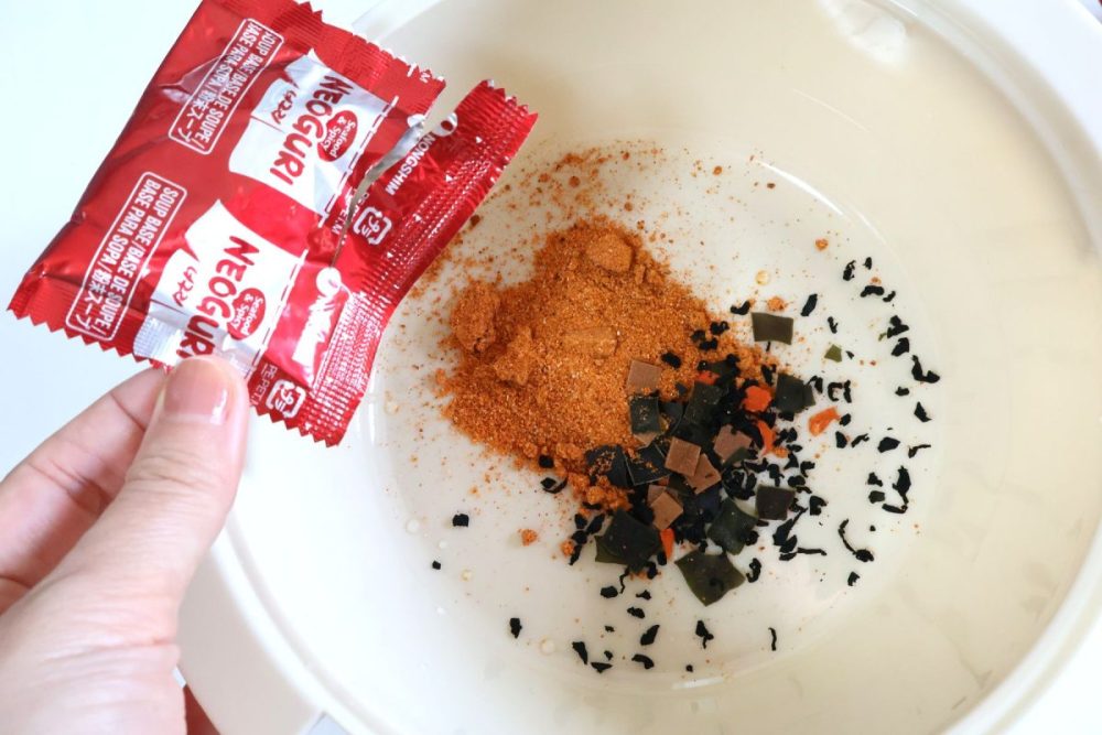 美味しくなるポイントは先にかやくと粉末スープを入れること