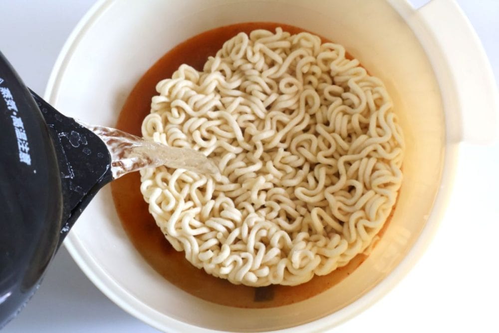 水かお湯を注ぐ