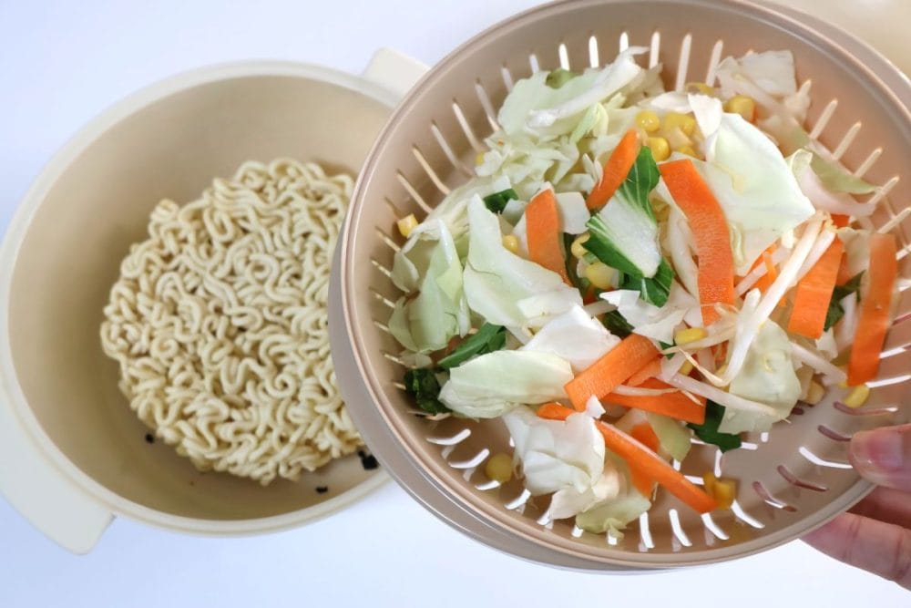 ザル部分に野菜を乗せて一緒にレンジ加熱