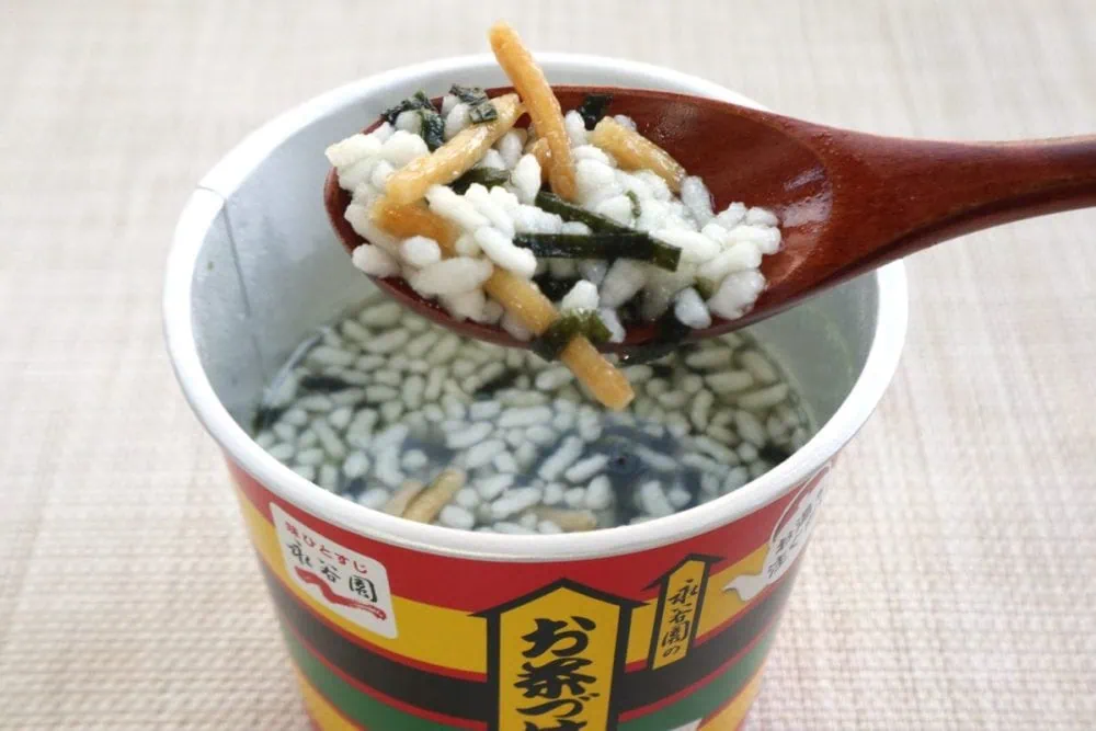 第3位　「カップ麺感覚のお茶づけがついに」お湯を注ぐだけは嬉しすぎる…永谷園“カップ入りお茶づけ”の実力は？非常食にも◎の注目食をグルメライターが正直レポート