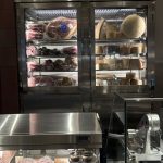 ショーケースには、伝統を守り続ける優れた生産者のシャクータリー（肉加工品）や、良質で鮮度の高いミルクから作られたチーズが！