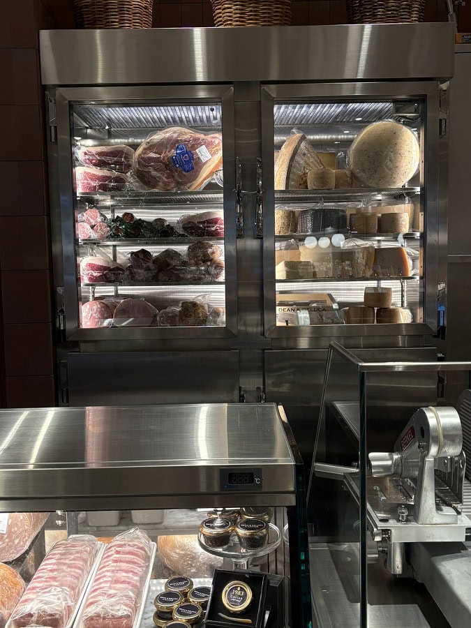 ショーケースには、伝統を守り続ける優れた生産者のシャクータリー(肉加工品)や、良質で鮮度の高いミルクから作られたチーズが!