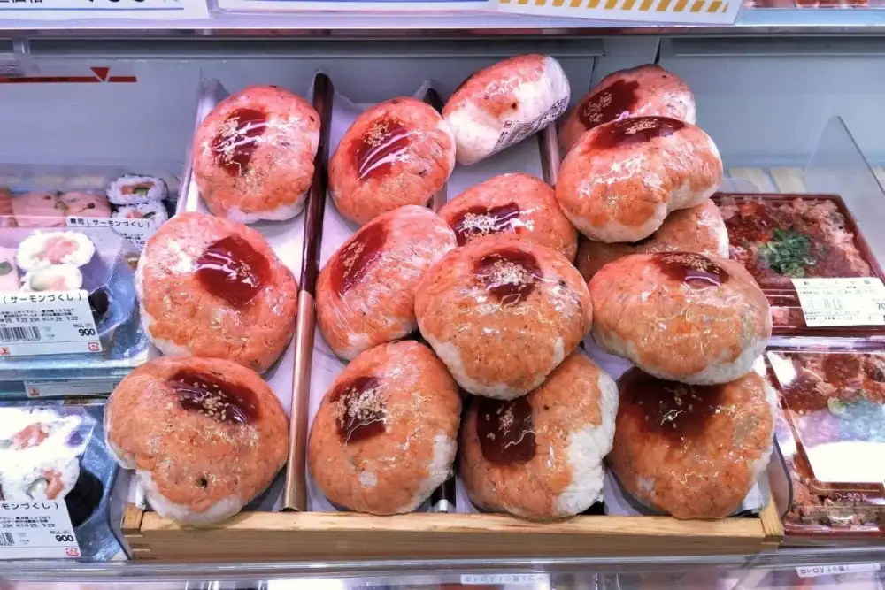 第1位　【話題】角上魚類“デカおにぎり”は450円で満腹必至!? 贅沢すぎる「銀鮭西京焼ほぐしおにぎり」を実食レポ