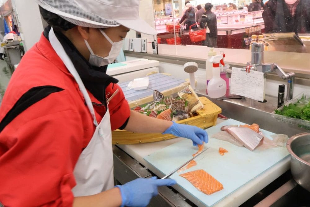 個別オーダーを受ける熟練スタッフ