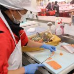 個別オーダーを受ける熟練スタッフ