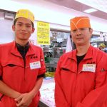 角上魚類株式会社相模原店の花原茂幸店長と、親切係の村上大貴さん