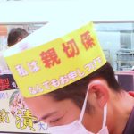 接客をする親切係の村上大貴さん