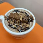 表面を覆うのは、ベルギーチョコホイップ