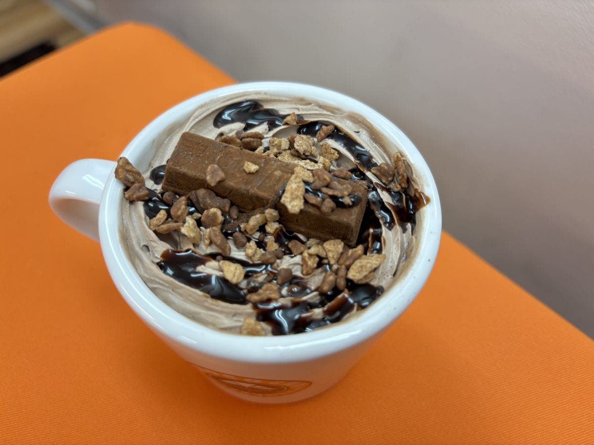 表面を覆うのは、ベルギーチョコホイップ