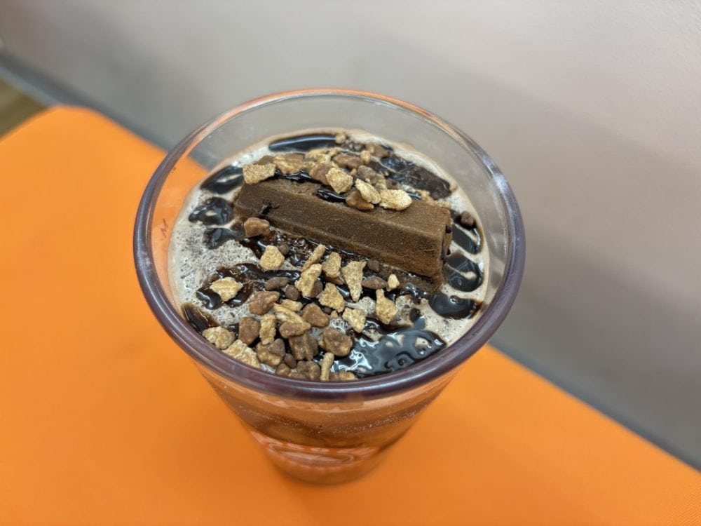 トッピングに使われているのは、なんとプチサイズの「キットカット」