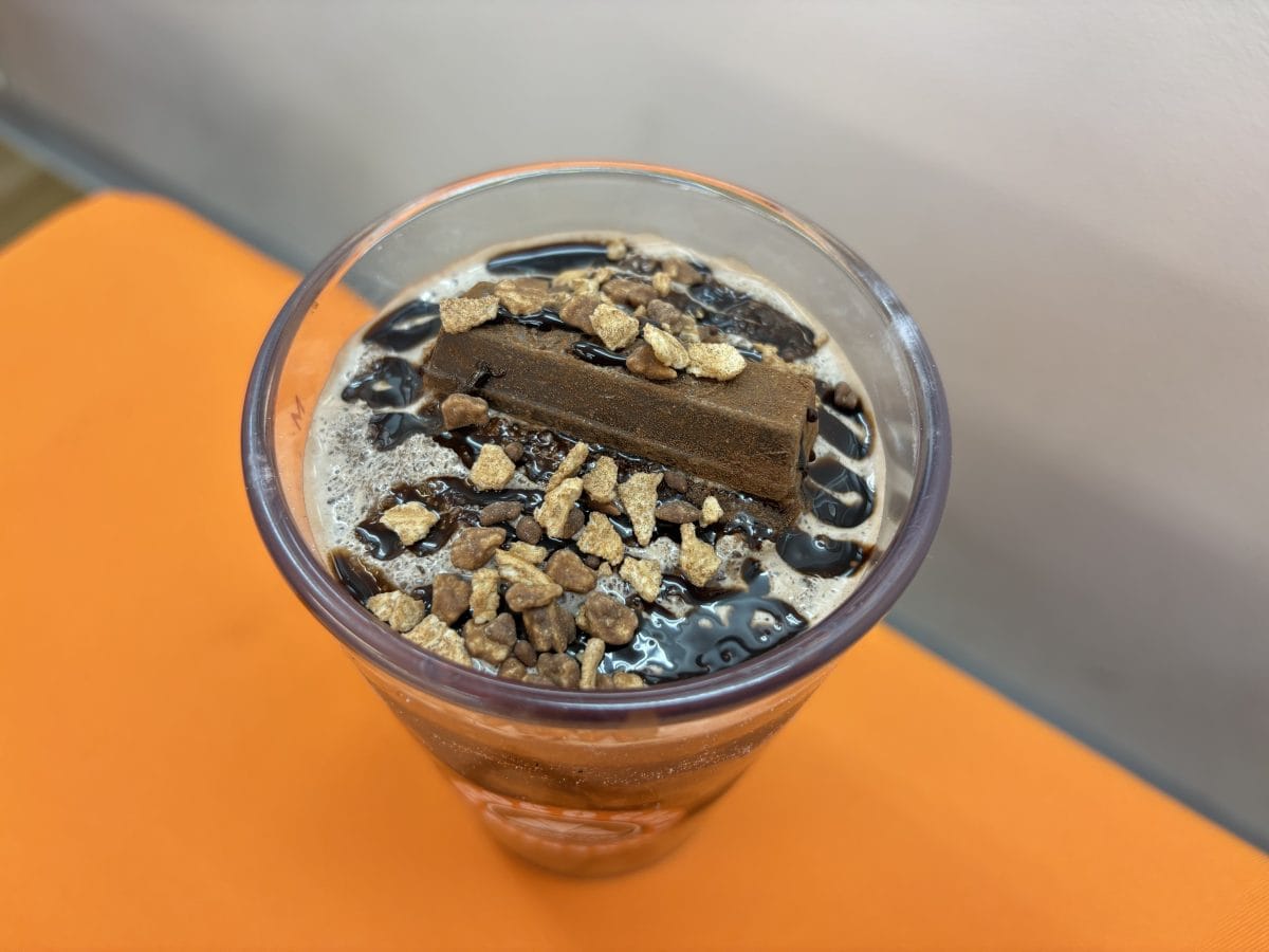 トッピングに使われているのは、なんとプチサイズの「キットカット」