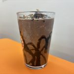 グラスの内側に回しかけられたチョコレートソースも良いアクセント