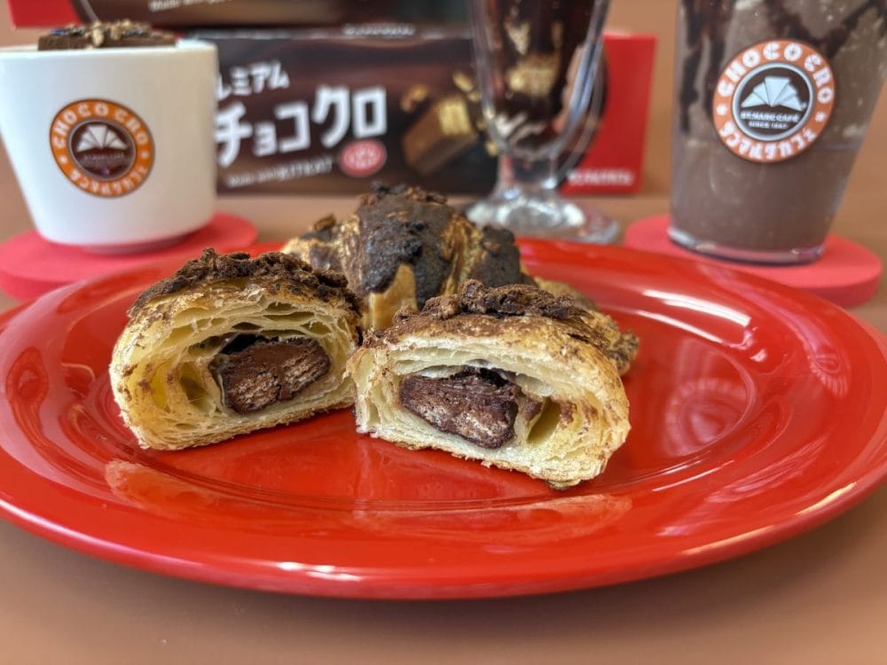 クロワッサン生地に、サンマルクカフェオリジナルチョコレートと、プチサイズの「キットカット」 2 本を包んで焼き上げている