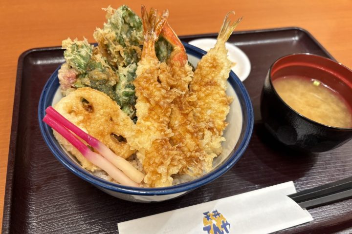 【“蟹とふぐ”が入って1000円ちょい!?】コスパ良すぎる「天丼てんや」の豪華な冬の味覚をグルメ系ライターが実食レポート