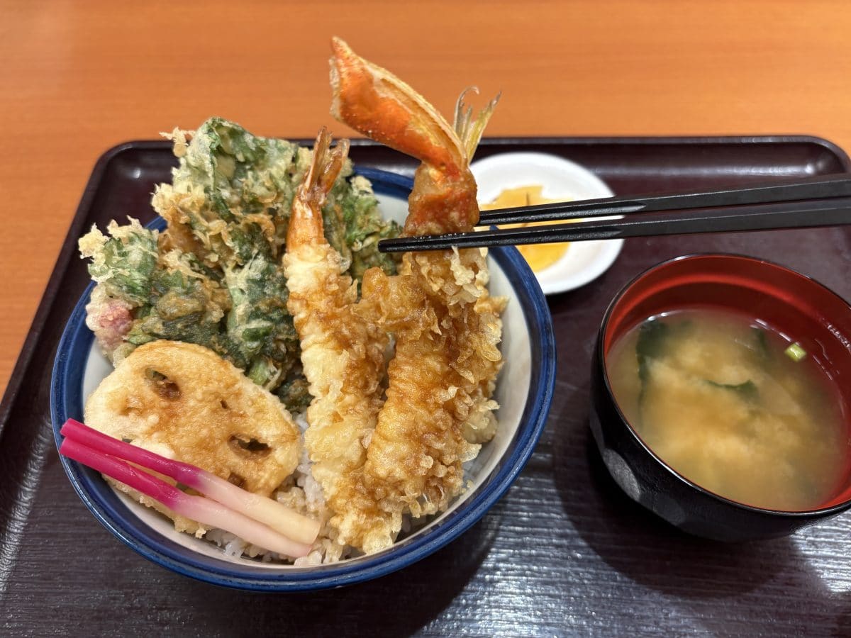 定番の「海老」の横に並ぶ「ずわい蟹」……、この食材が放つ圧倒的存在感に、食欲を掻き立てられる！