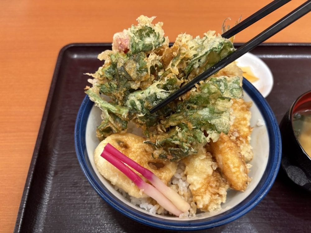 鮮やかな彩りが視覚的に楽しい「春菊と紅芯大根のかき揚げ」は、紅芯大根のほくほく食感が特徴。