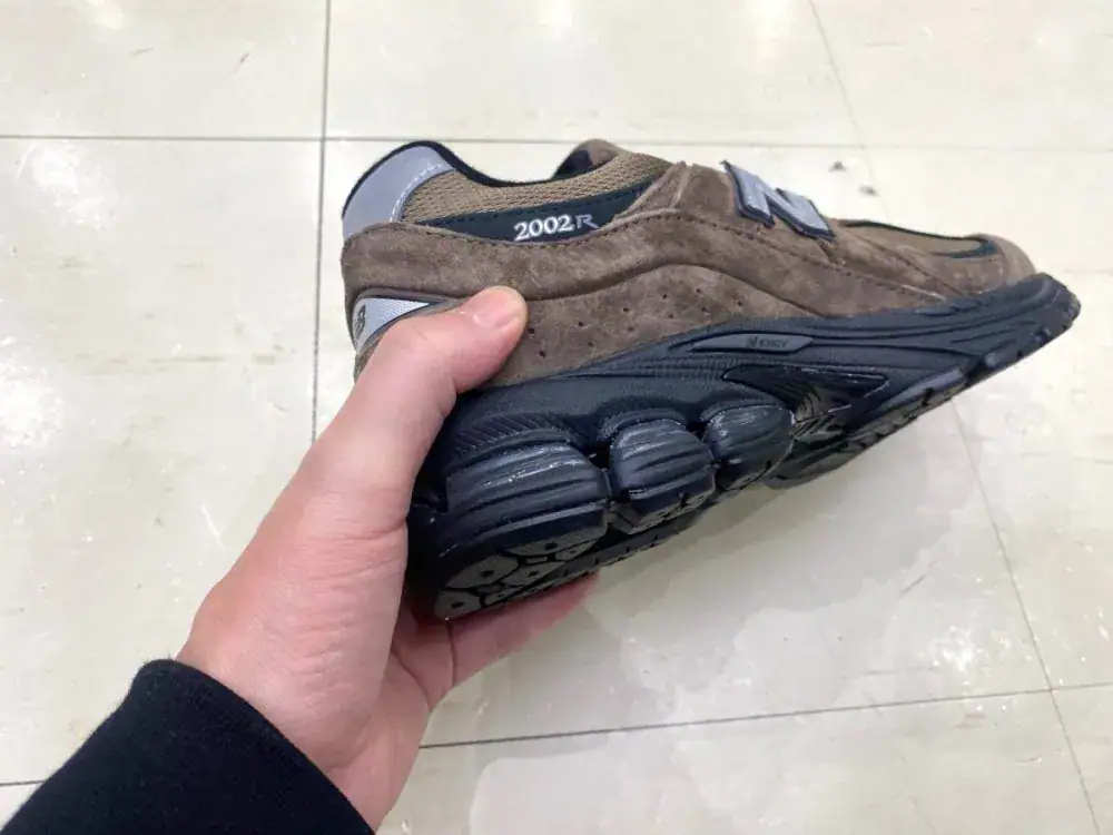 第3位　「ニューバランスの絶妙スニーカー」秋の足元を支える万能な一足、最新“2002R”をエディターが試し履きレビュー