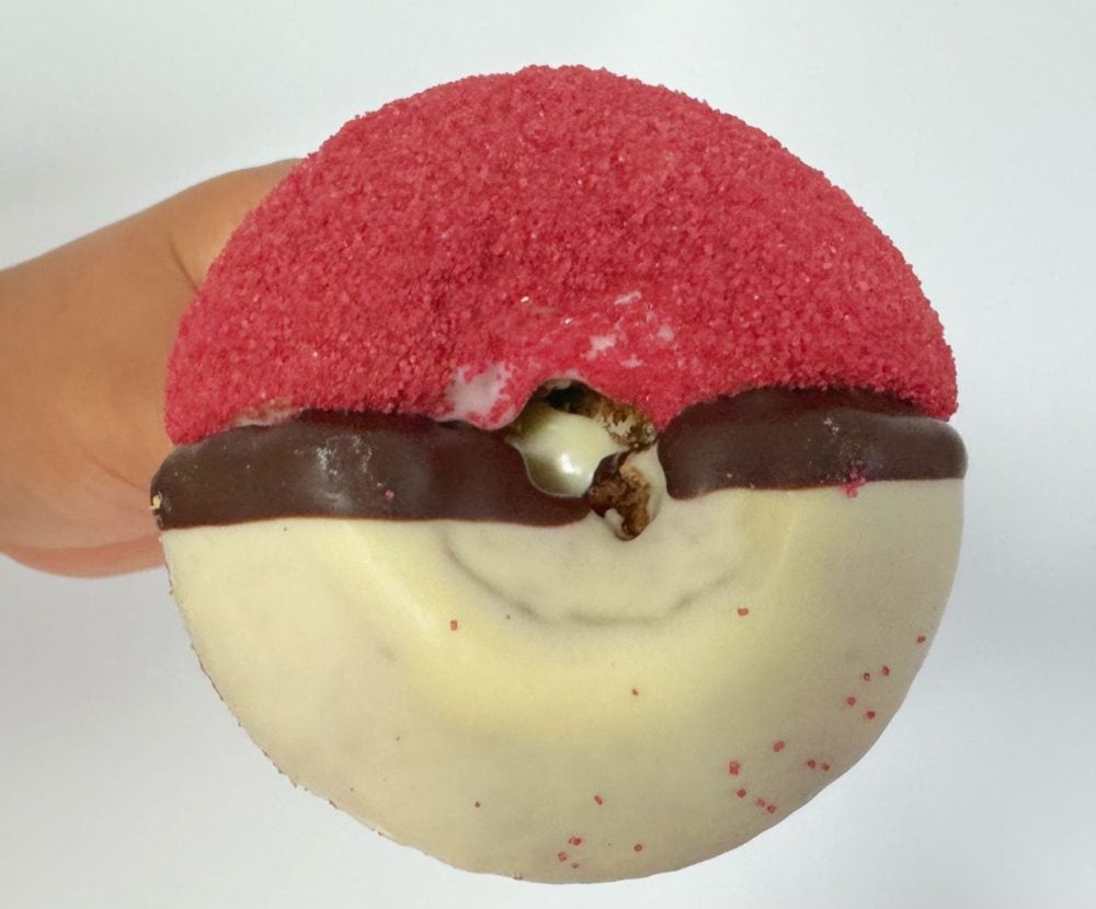 上から見るとモンスターボールに見えるケーキドーナツ生地には、ホワイトチョコとストロベリーチョコをコーティングしストロベリーシュガーをトッピング