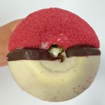 上から見るとモンスターボールに見えるケーキドーナツ生地には、ホワイトチョコとストロベリーチョコをコーティングしストロベリーシュガーをトッピング