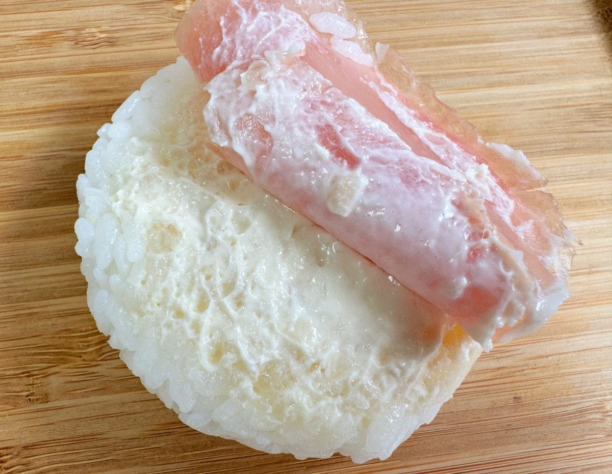 オニオンマヨのまろやかさな味わいと生ハムの塩気が、酢飯と絶妙にマッチしていて、予想以上に食べやすい!