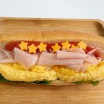 カービィの乗り物であるワープスターをイメージした星型のチーズをトッピングしたキュートな総菜パン