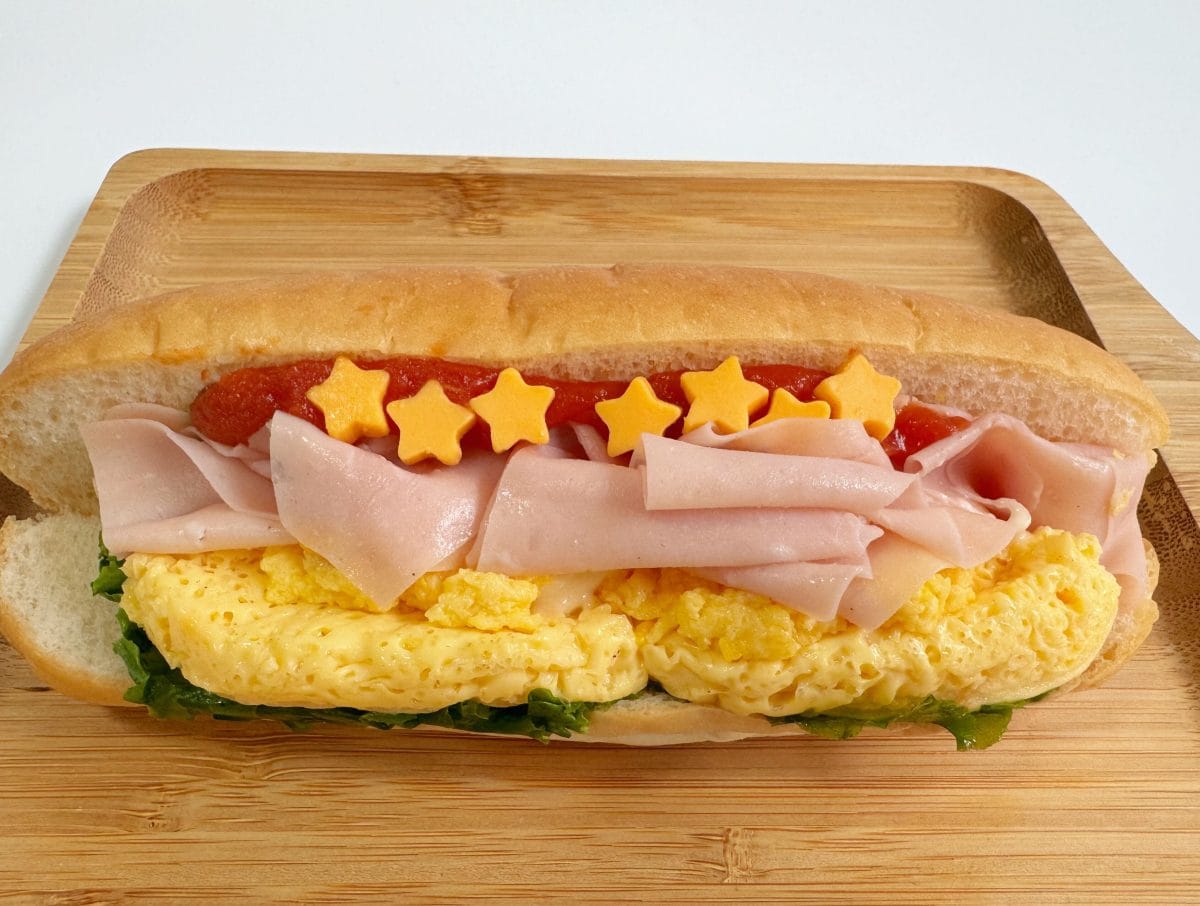 カービィの乗り物であるワープスターをイメージした星型のチーズをトッピングしたキュートな総菜パン