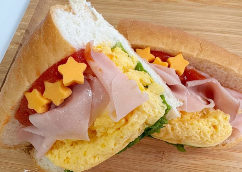 ふんわりオムレツの優しい甘さ、ハムの塩気がトマトソースと相性抜群！