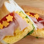 ふんわりオムレツの優しい甘さ、ハムの塩気がトマトソースと相性抜群!