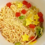 トマトとチキンがベースのクリーミーなスープに、星型のかまぼこ、トマト、キャベツがトッピング!