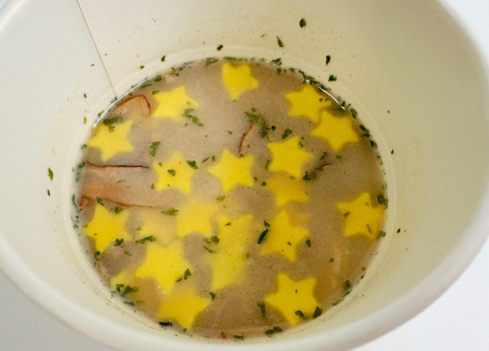 星型のかまぼこ、しいたけ、パセリをトッピングした、きのこ風味のクリームスープ