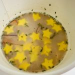 星型のかまぼこ、しいたけ、パセリをトッピングした、きのこ風味のクリームスープ