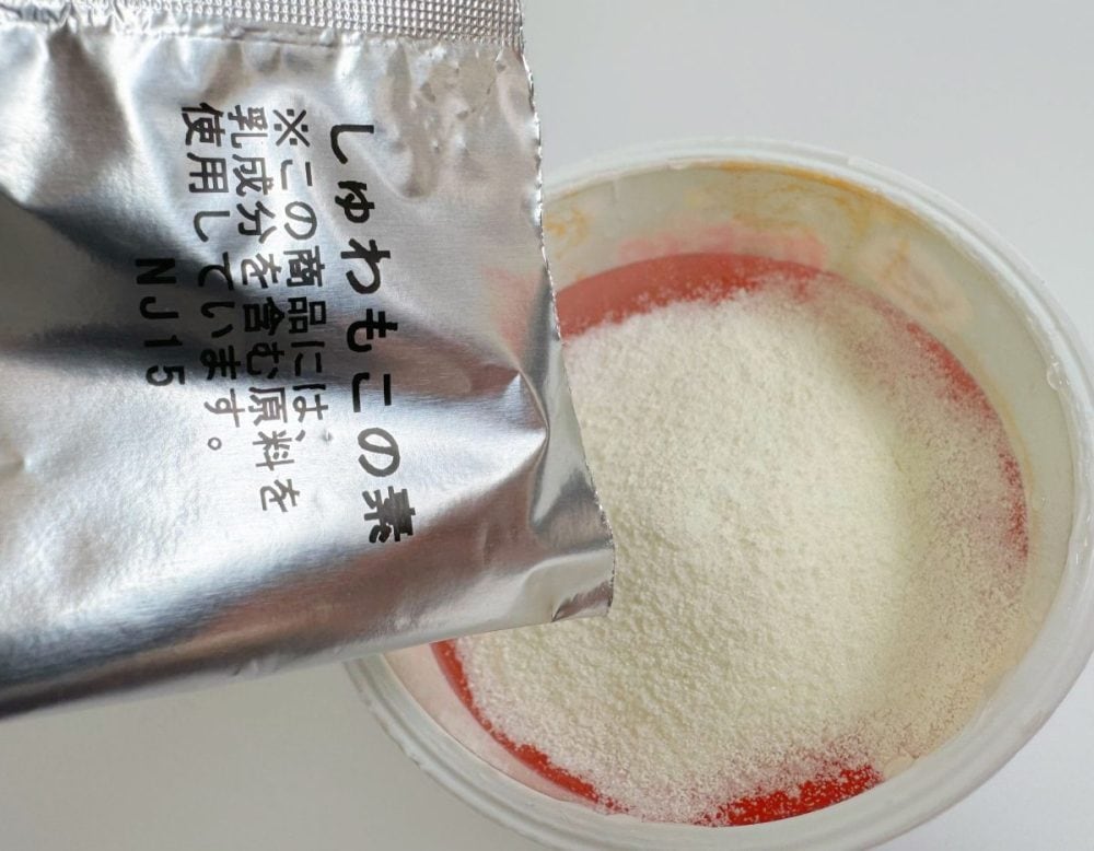 ここに「しゅわもこの素」の入れてストローでかき混ぜていくと……。