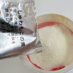 ここに「しゅわもこの素」の入れてストローでかき混ぜていくと……。