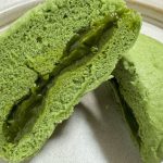 もっちりとした抹茶生地の中には、とろっと濃厚な抹茶チョコクリームがつまっています