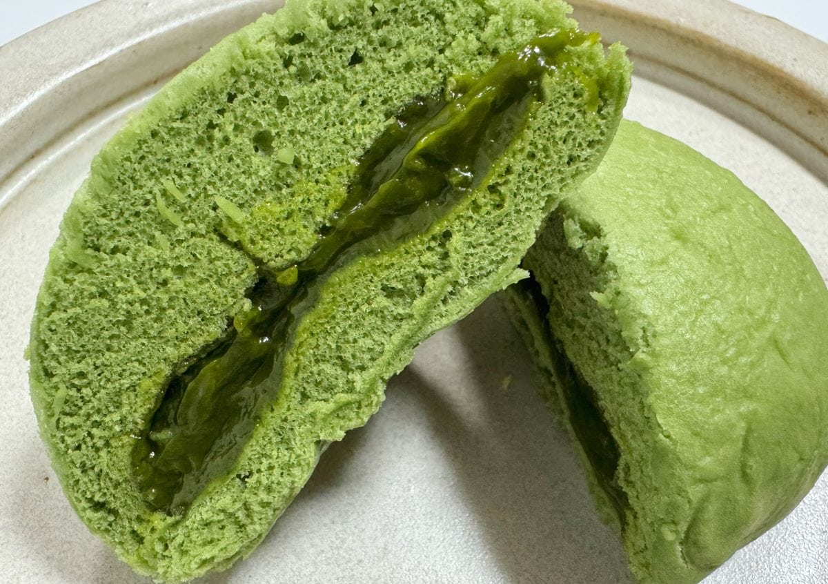 もっちりとした抹茶生地の中には、とろっと濃厚な抹茶チョコクリームがつまっています