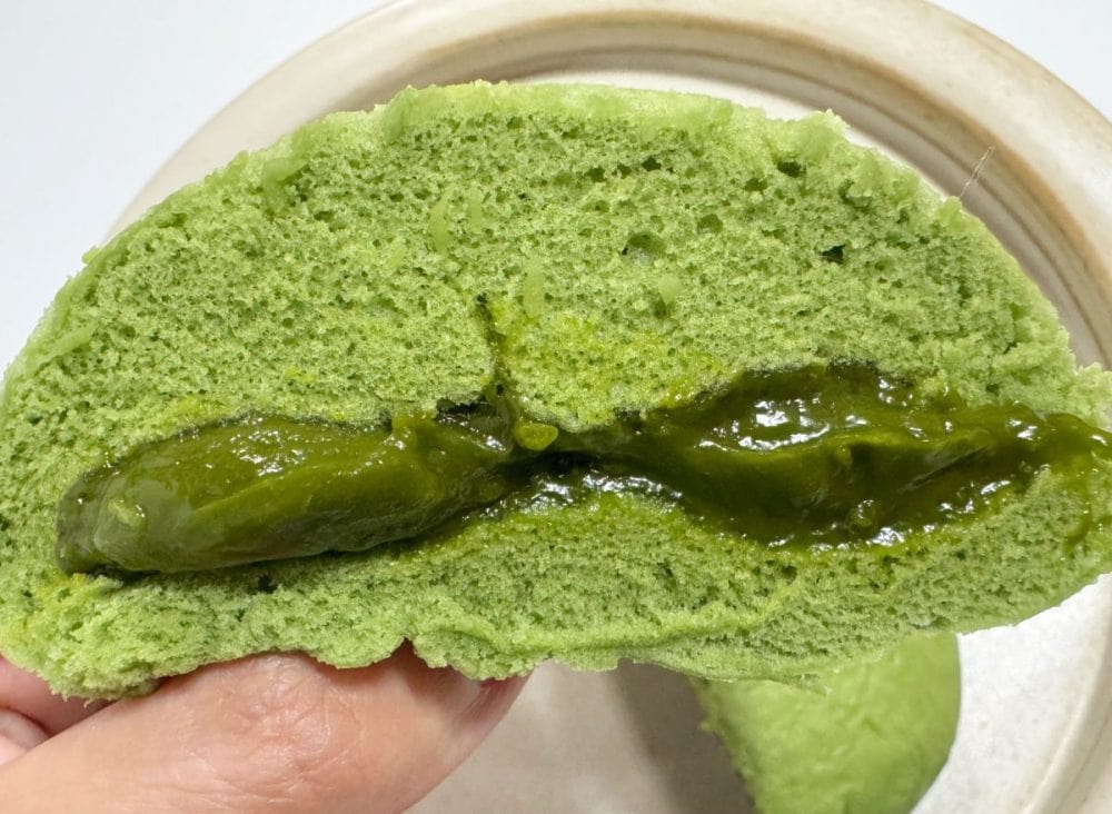 和菓子派も洋菓子派も絶対に沼ることまちがいなしな大人の贅沢スイーツまん。食後のデザートとしてちょうど良い、小ぶりなサイズ感も◎。