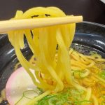 麺はつるっとコシのある中太麺