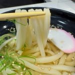 出汁の効いた優しい味わいのスープに、程よい太さでコシのあるうどんが良くあう