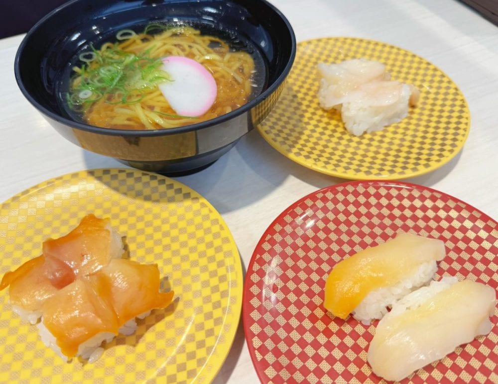 ランチ醤油ラーメンに、あかがい・みる貝・つぶ貝と3種の 貝ネタを組んでみました