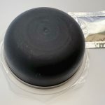 真っ黒ないちごのゼリーに、真っ白な練乳をかけて食べるモノクロなデザート