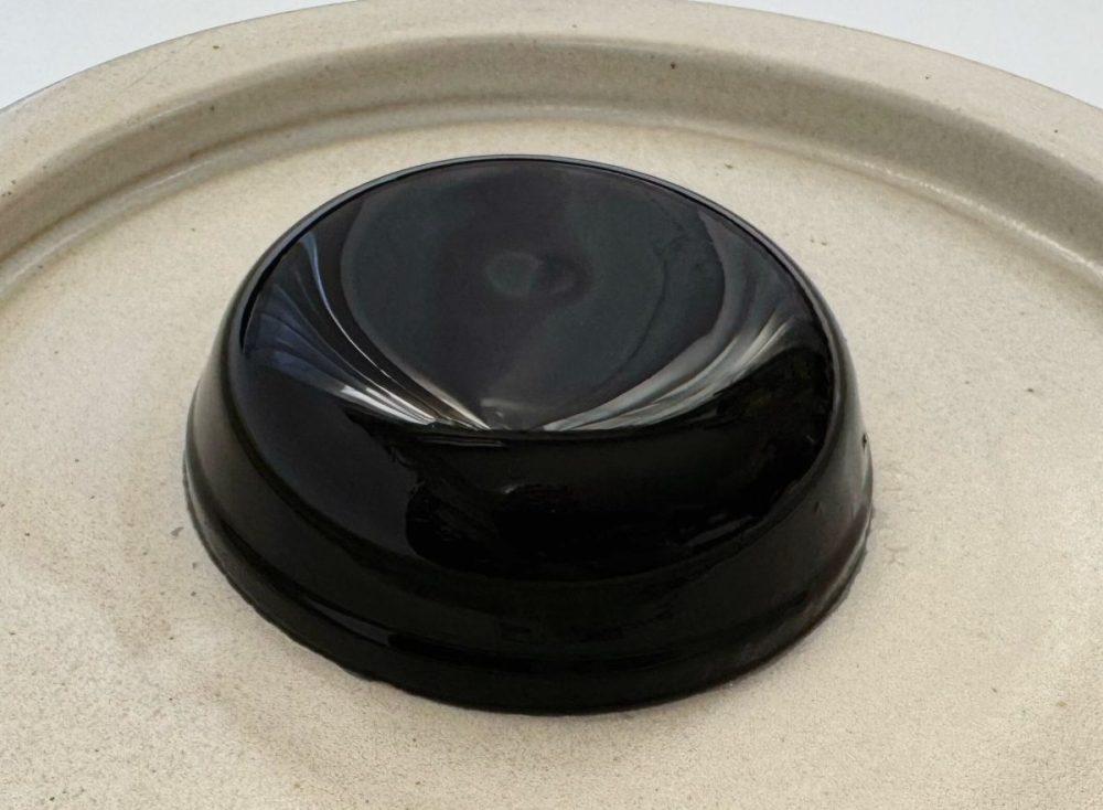お皿にのせてみると、艶っぽい漆黒のゼリーが登場！